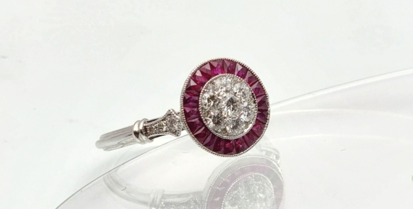 18 K gold ring with rubies and diamonds