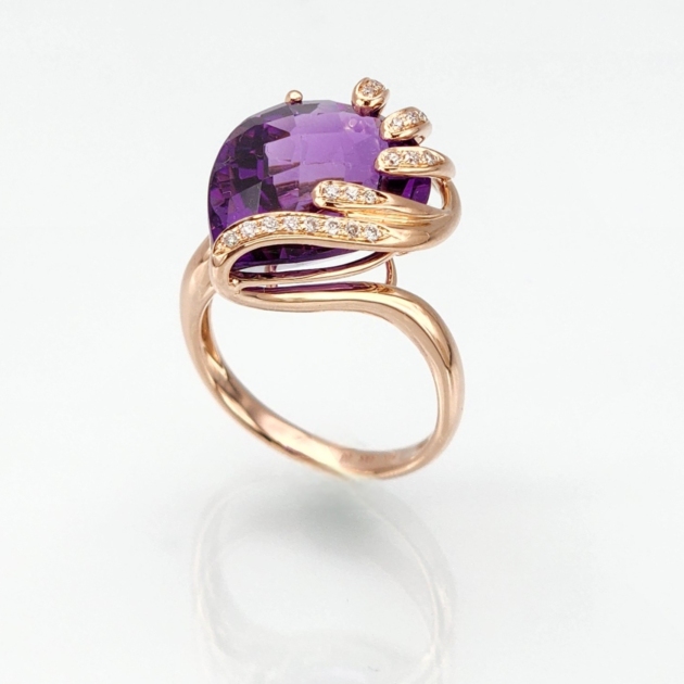 14 K Rose Gold ring, with a 10.02 cts. Amethyst, and adyacent 0.09 cts. in diamonds.