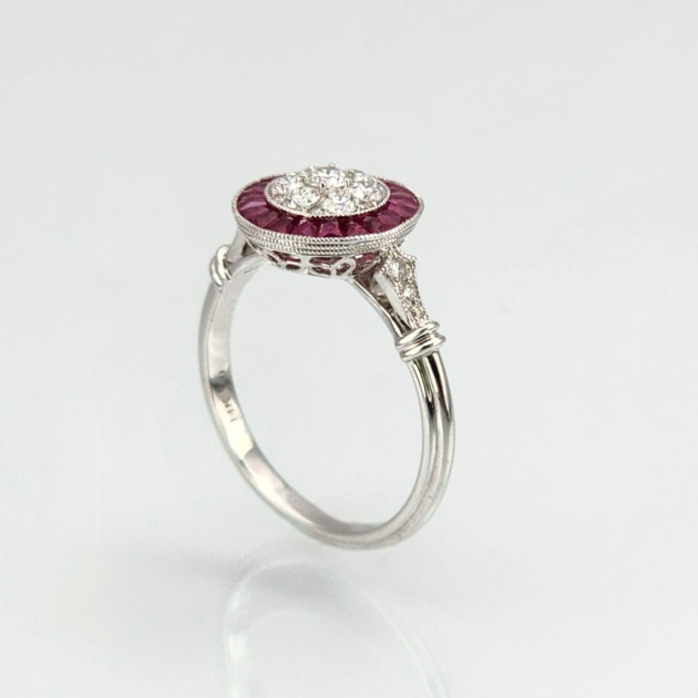 18 K gold ring with rubies and diamonds